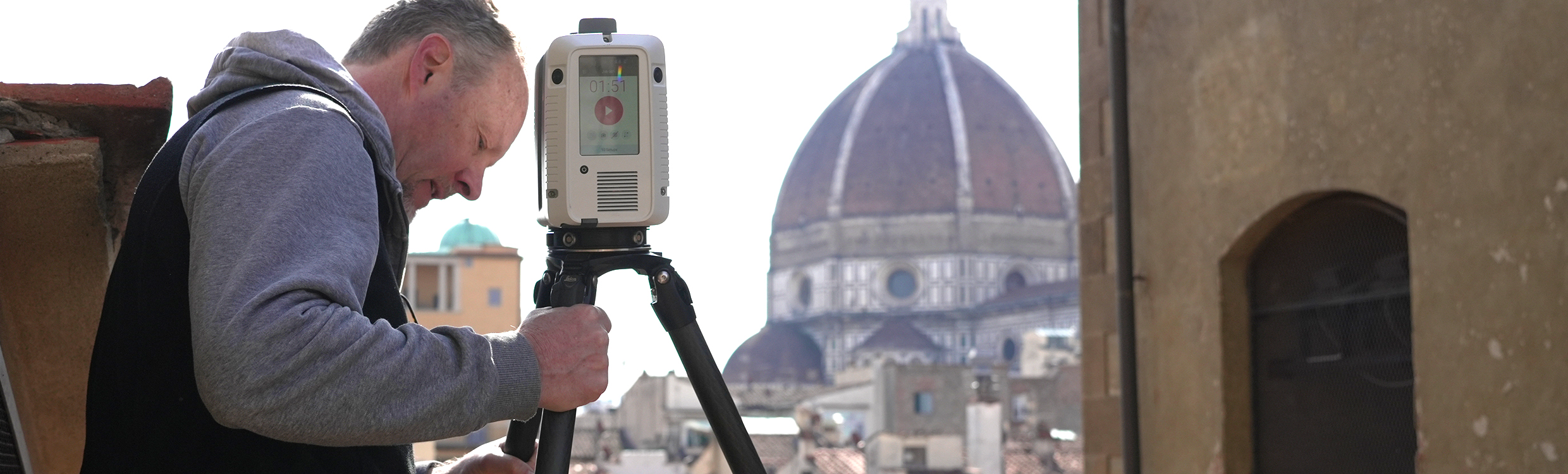 Professor George Bent scannt mit dem Leica RTC360 in Florenz